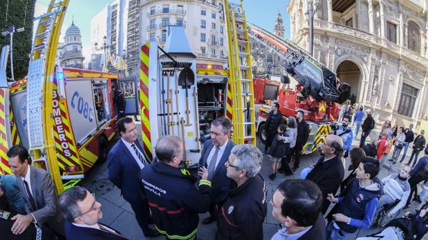 Compran un camión de bomberos que puede entrar en la Catedral de Sevilla