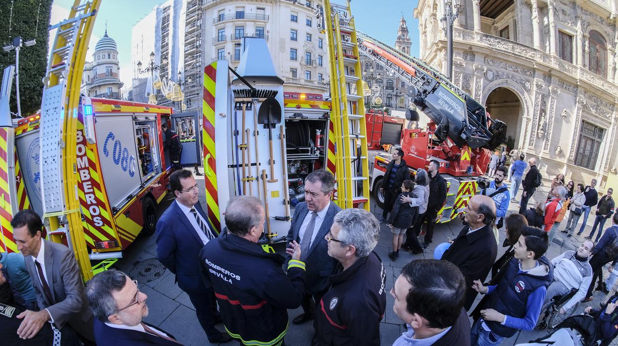 El alcalde y el delegado de Gobernación conversan con los bomberos; al fondo la nueva autoescala