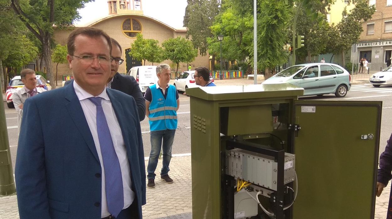 El delegado de Gobernación y Fiestas Mayores, Juan Carlos Cabrera, supervisa uno de los semáforos de la ciudad