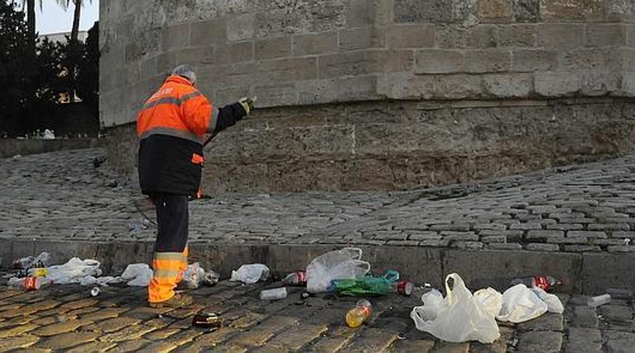 Dos varones han agredido a un operario de Lipasam mientras trabajaba en una calle del Cerro del Águila