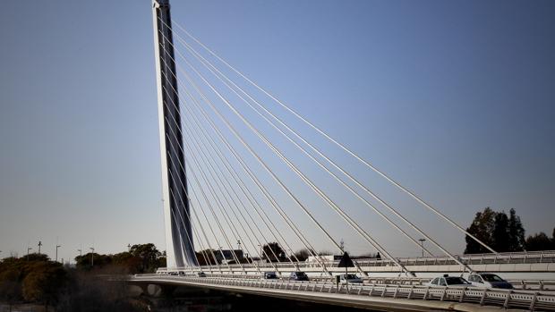 Muere un motorista tras caer a la vía a la altura del Puente del Alamillo en Sevilla