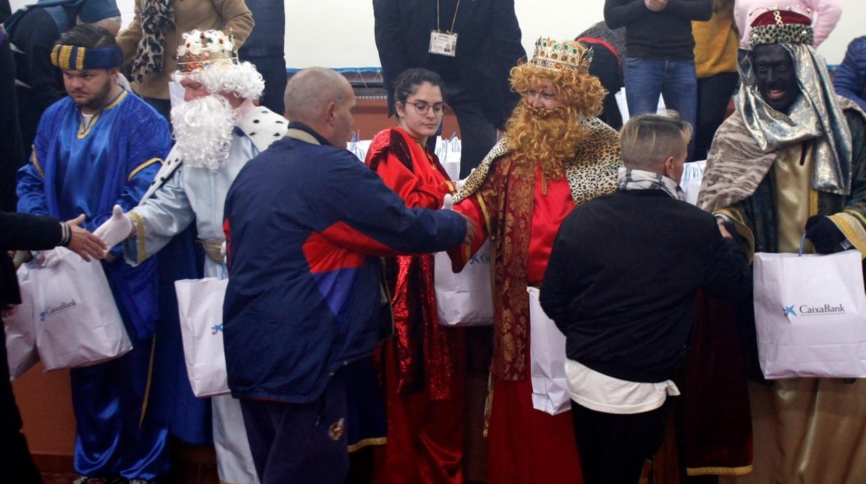 Los Reyes Magos hacen entrega de sus regalos a los presos de Sevilla 1