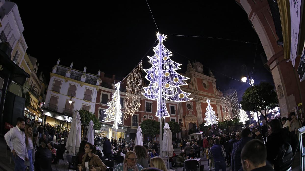 La Plaza del Salvador bulliendo de animación al principio de la Navidad