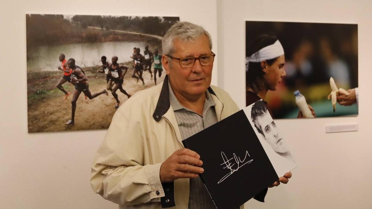 El fotoperiodista Eduardo Abad en una exposición en homenaje a su trabajo