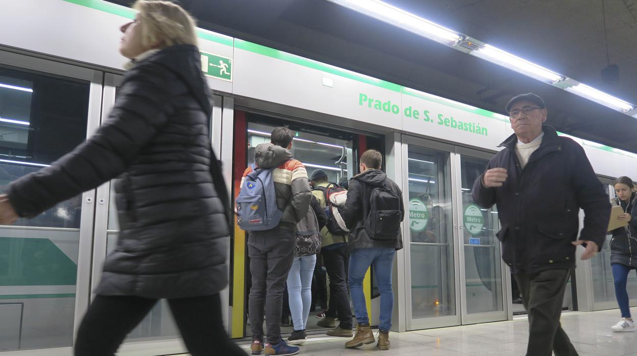 Viajeros en la estación de metro del Prado