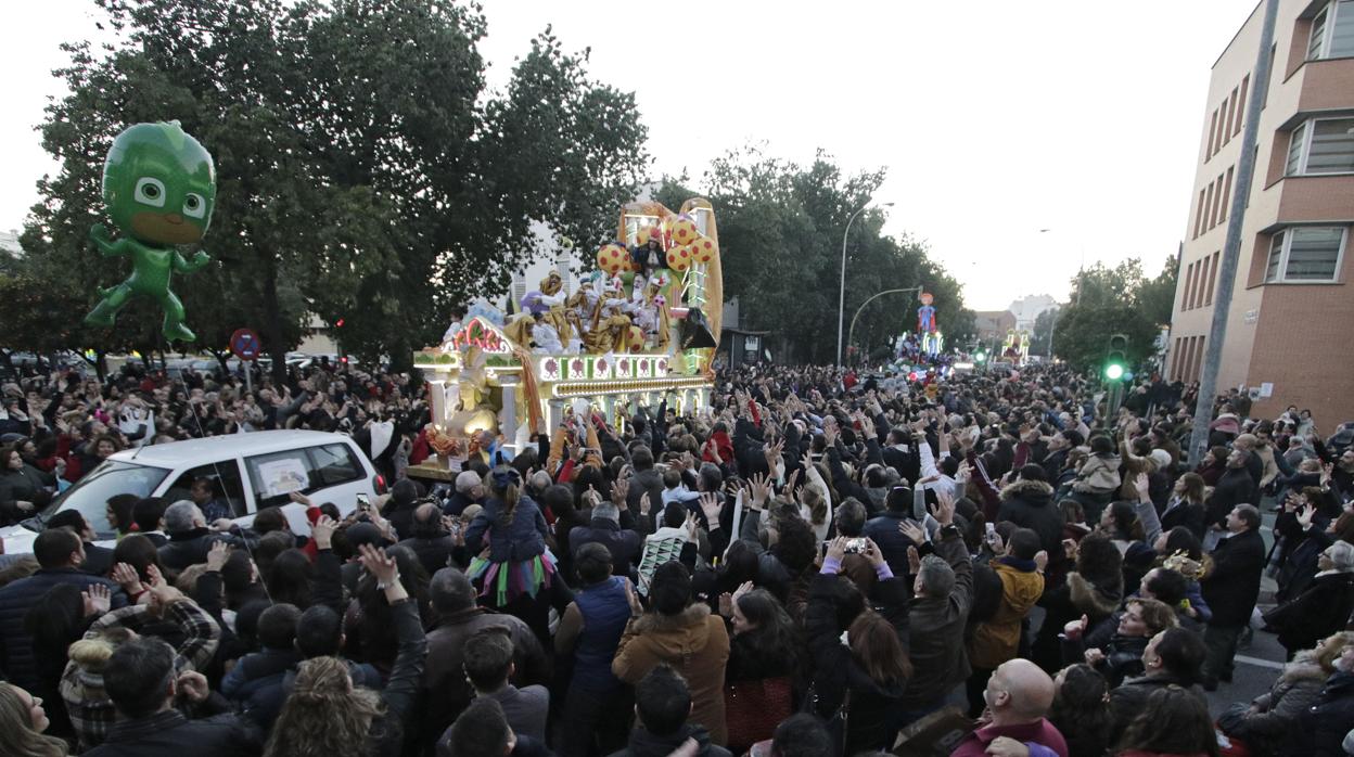 Cabalgata de Triana, una de las más multitudinarias de los barrios Juan Flores