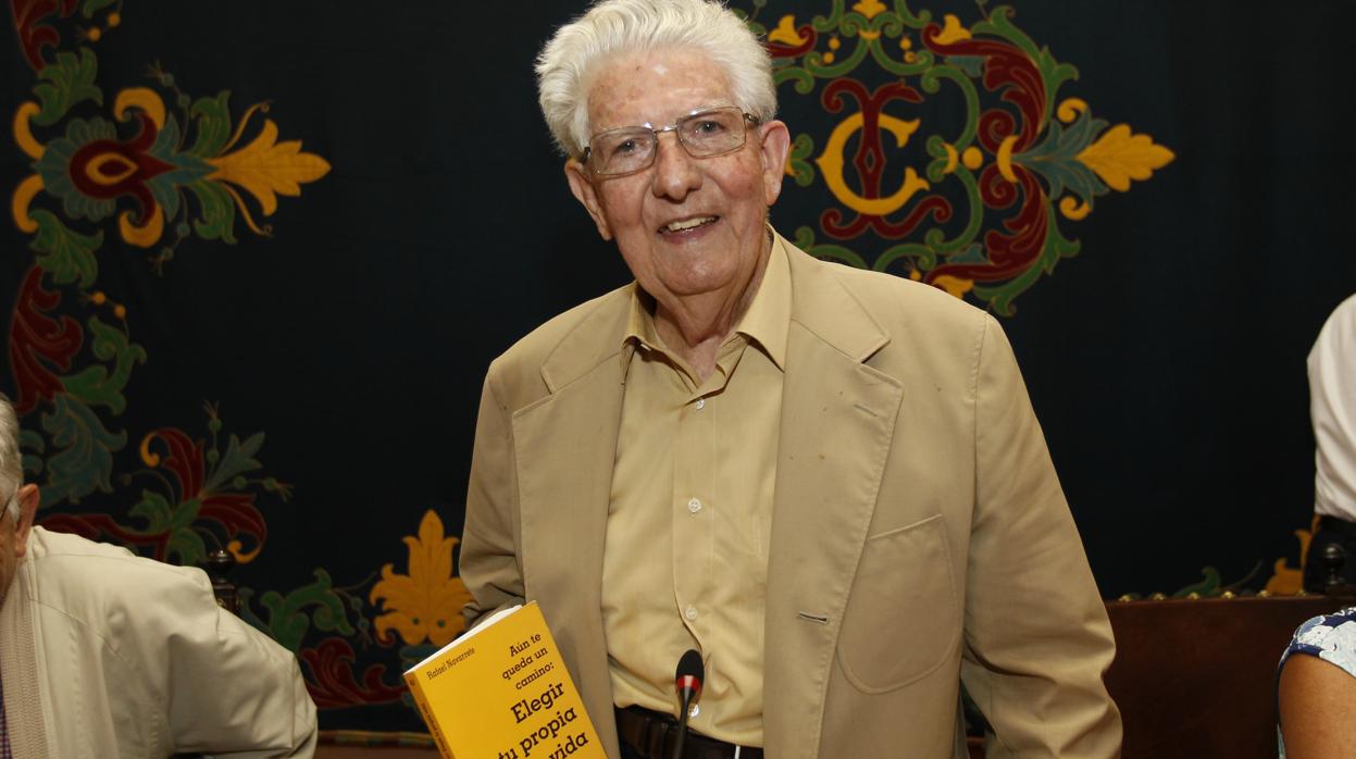 Rafael Navarrete, en 2017, durante la presentación de un libro suyo