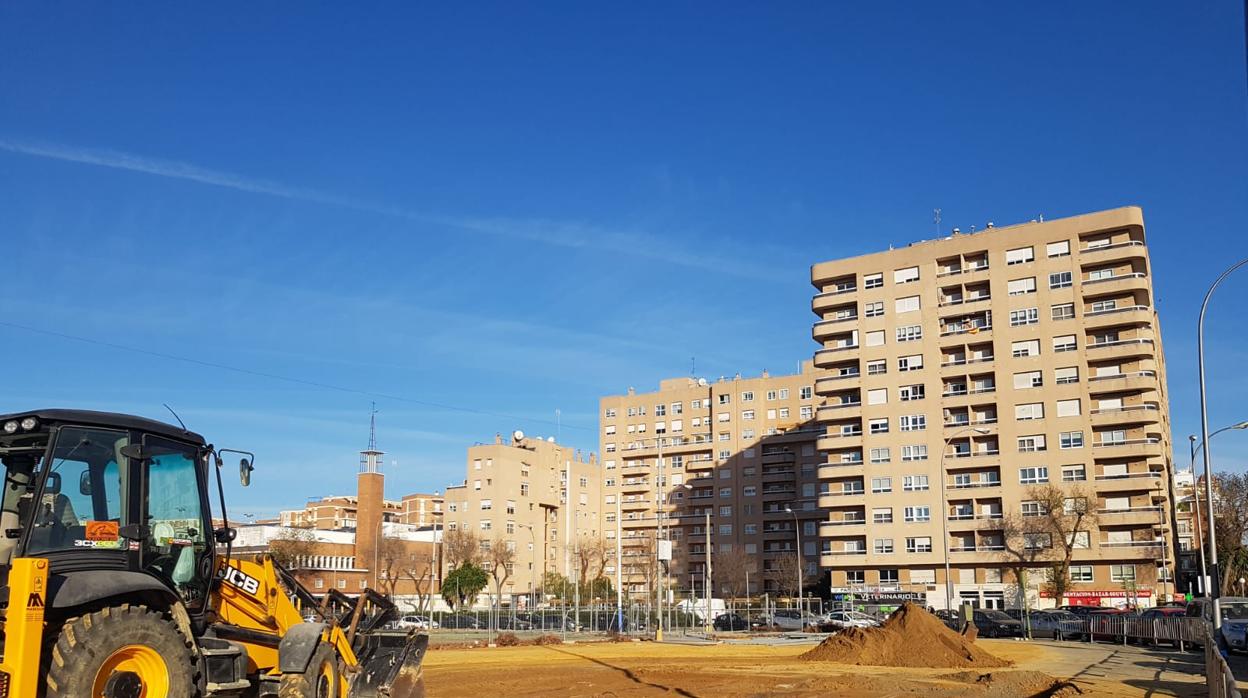 Comienzan los trabajos para instalar la portada de la Feria de Abril de Sevilla