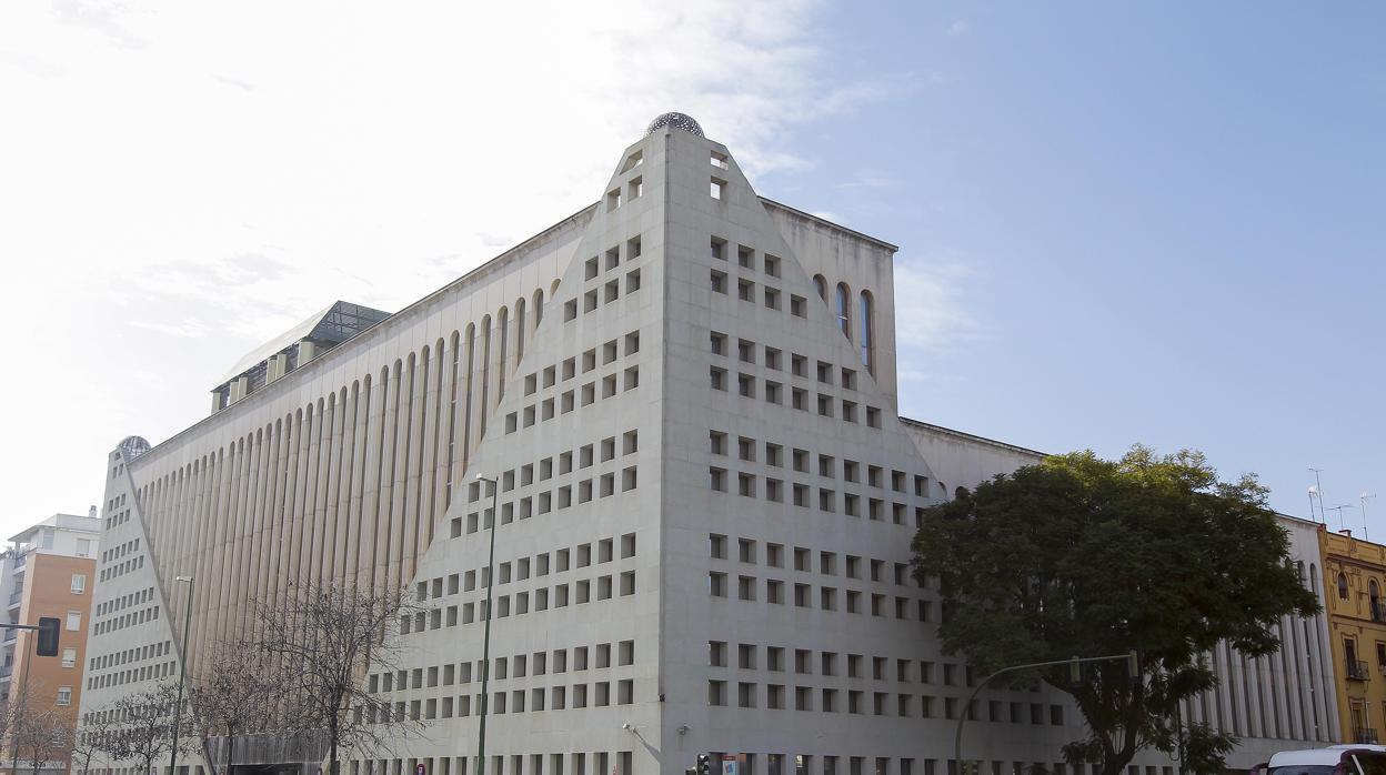 Fachada del edificio en la avenida de la Buhaira