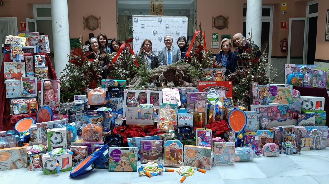 Entrega de juguetes en el Ateneo