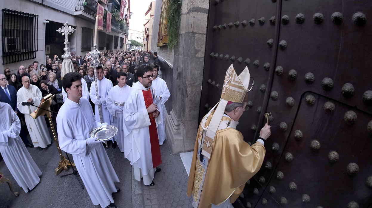 El arzobispo abre la puerta del convento de Santa María