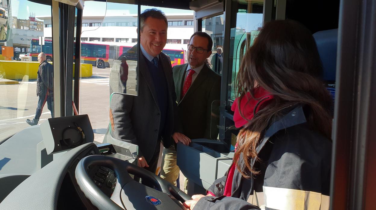 El alcalde, Juan Espadas, en un autobús de Tussam