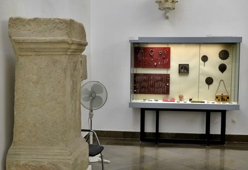 El diseño museográfico está obsoleto, con vitrinas y una iluminación deficientes y con ventiladores en lugar de aire acondicionado