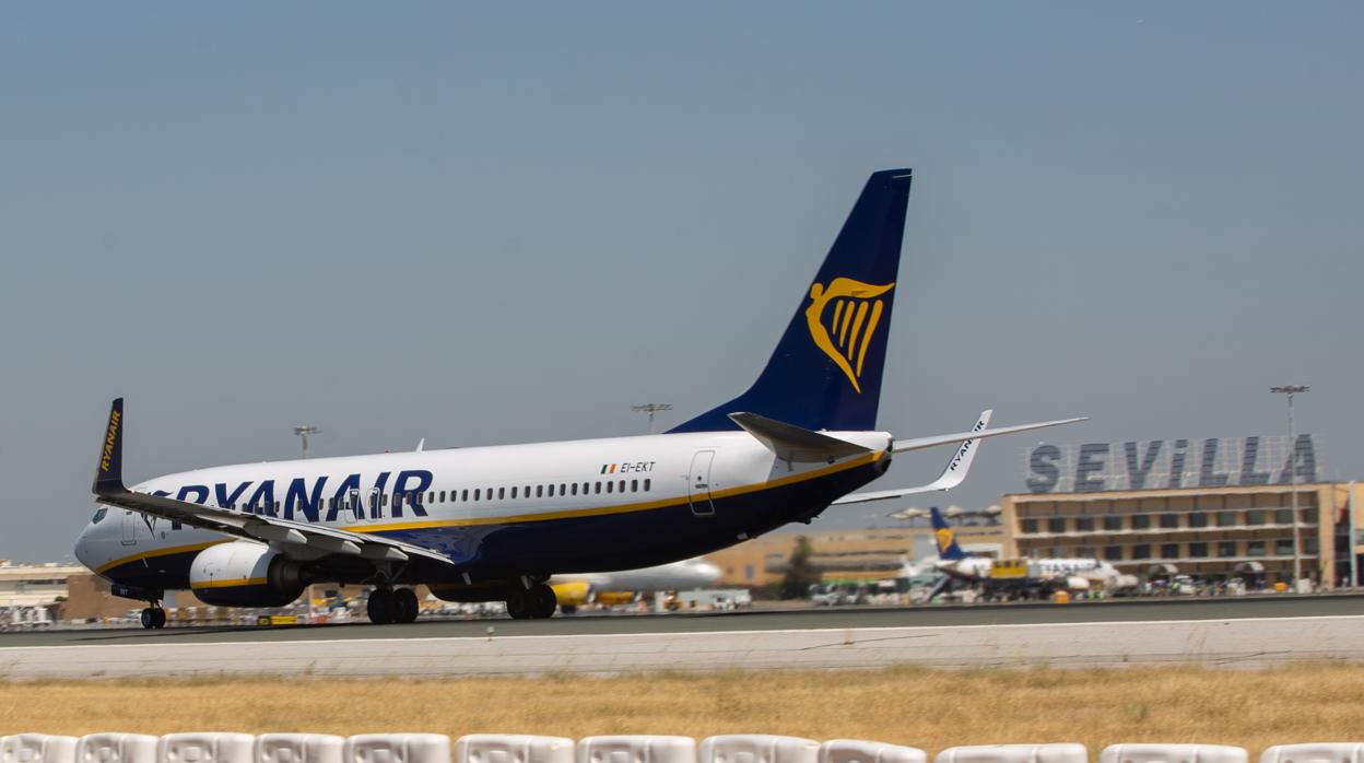 Una avión de la compañía Ryanair en la pista de vuelo del aeropuerto de Sevilla