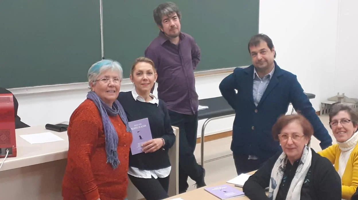 Pilar Canalejas, con un ejemplar del libro de poemas, junto a sus compañeras y los profesores y escritores José Maria Gómez Valerio y David Eloy Rodríguez