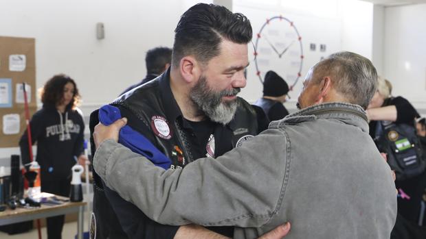 La Hermandad de Ángeles Barberos corta el pelo a 150 personas sin hogar en Sevilla