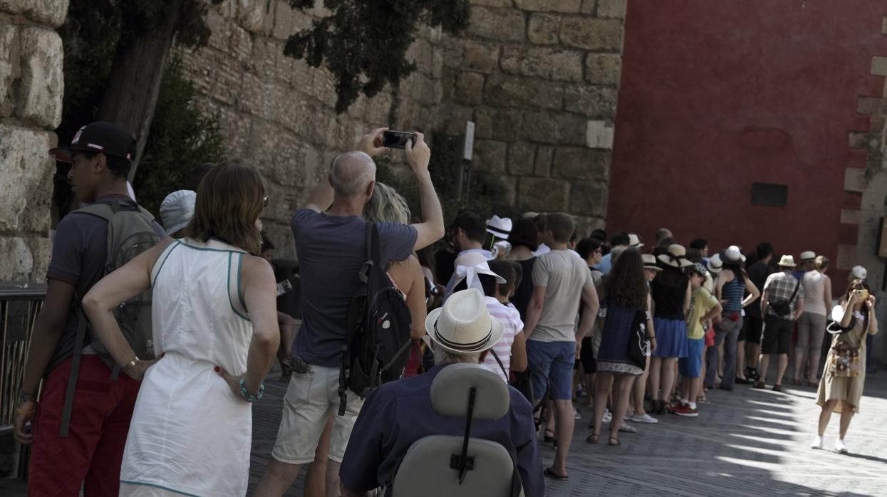 Los reventas ofrecen las entradas al doble de precio en la cola de acceso al Alcázar