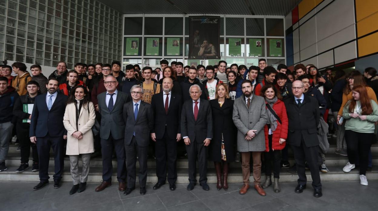 Sobre estas líneas, el consejero durante la visita de esta mañana