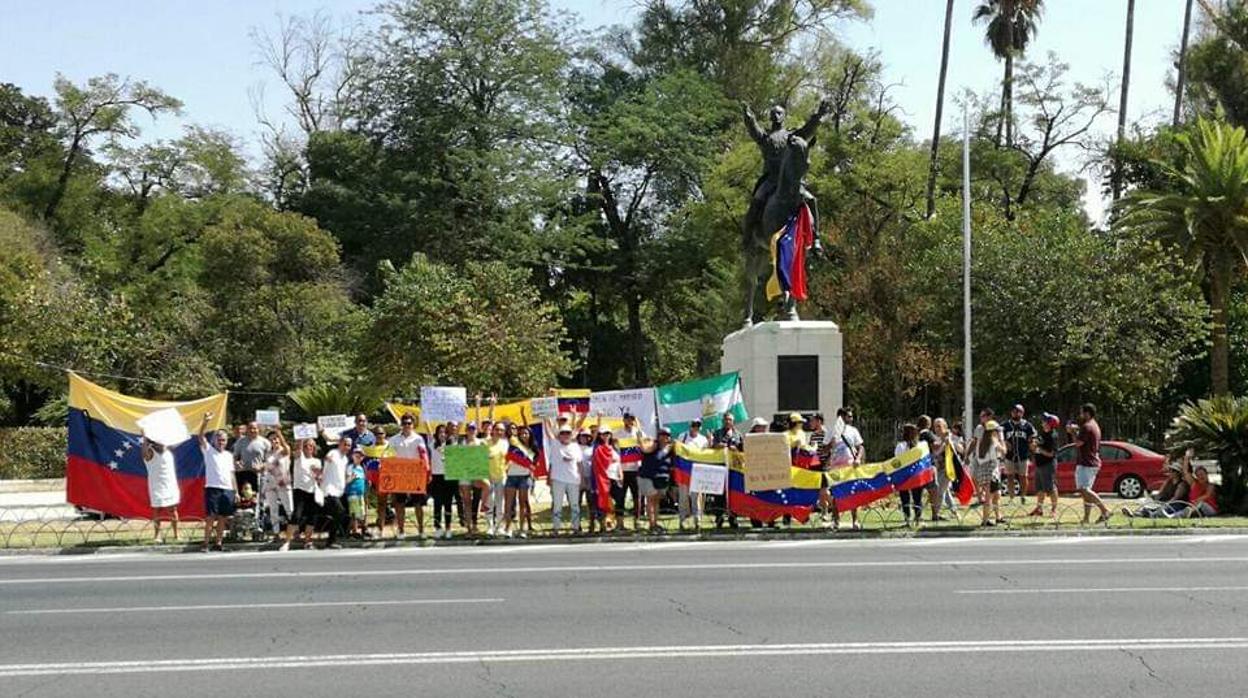 Un grupo de venezolanos en la estatua de Simón de Bolívar en Sevilla