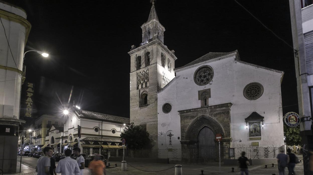 Calle feria a la altura de la Iglesia de Omnium Sanctorum y el mercado de abastos