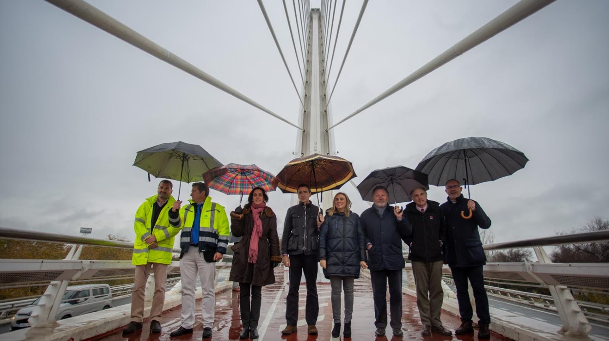 La consejera de Fomento ha visitado este miércoles el puente del Alamillo