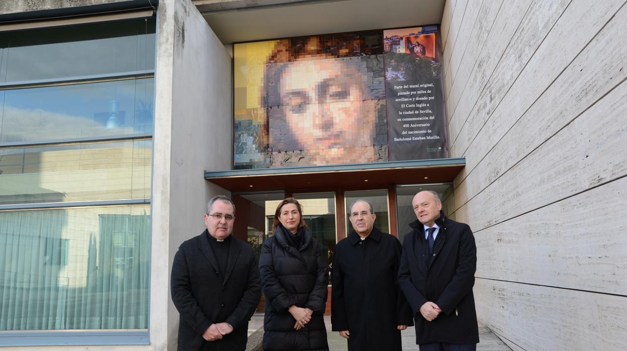 De izquierda a derecha, Antero Pascual, Rector Seminario de Sevilla; Carmen Moreno, Subdirectora Regional de El Corte Inglés; l Arzobispo de Sevilla, Juan José Asenjo y Ángel Aguado, director regional de El Corte Inglés