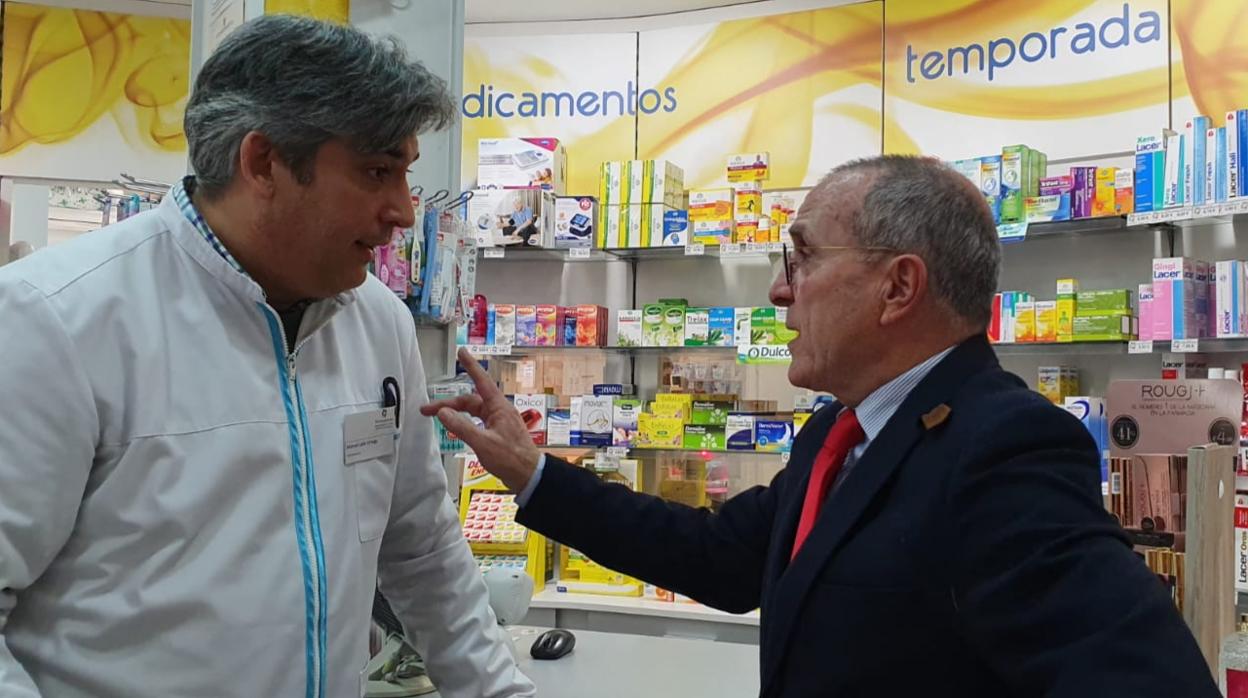 El concejal del PP Jesús Gómez Palacios junto a un farmacéutico afectado por los robos