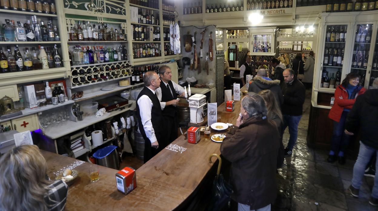 Ambiente distendido en la taberna El Rinconcillo