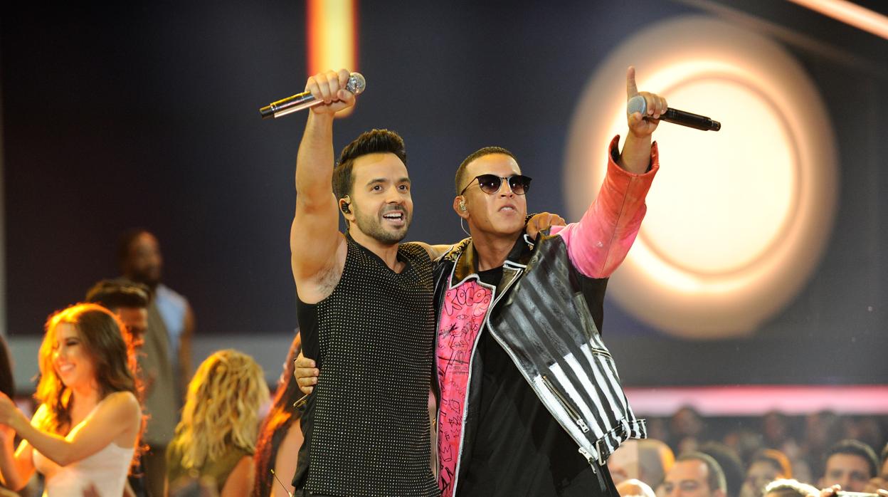 Luis Fonsi y Daddy Yankee, durante los premios Billboard de 2017