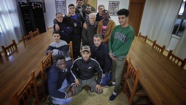 Cuatro salesianos de Sevilla sacan de la calle a inmigrantes expulsados de los centros de menores