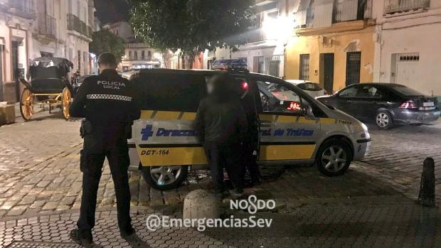 Un cochero ebrio abandona su coche de caballos en pleno centro de Sevilla