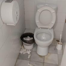 Un cuarto de baño sin limpiar