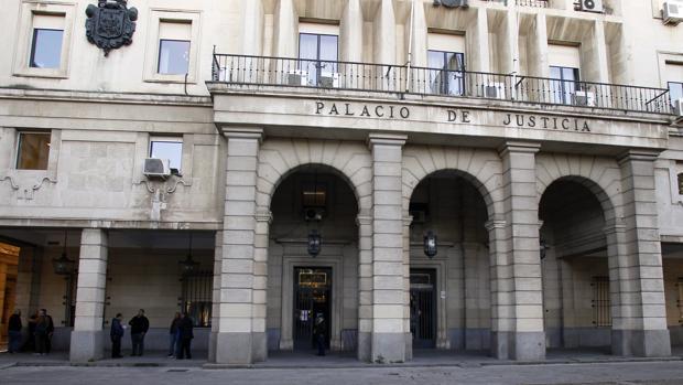 Más de nueve años para juzgar una estafa en tarjetas bancarias tras otra suspensión del juicio