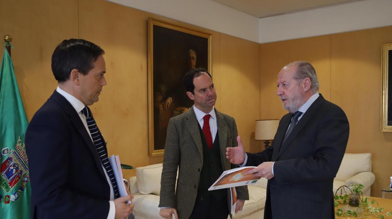 El presidente de la Diputación conversa con el rector de la UPO (izquierda) y el vicerrector de la US