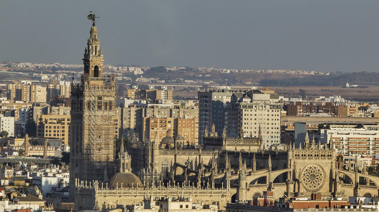 Los andamios ocultarán la cara norte de la Giralda durante los próximos meses