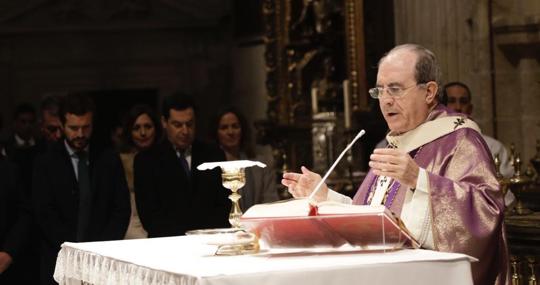 El arzobispos de Sevilla durante la misa