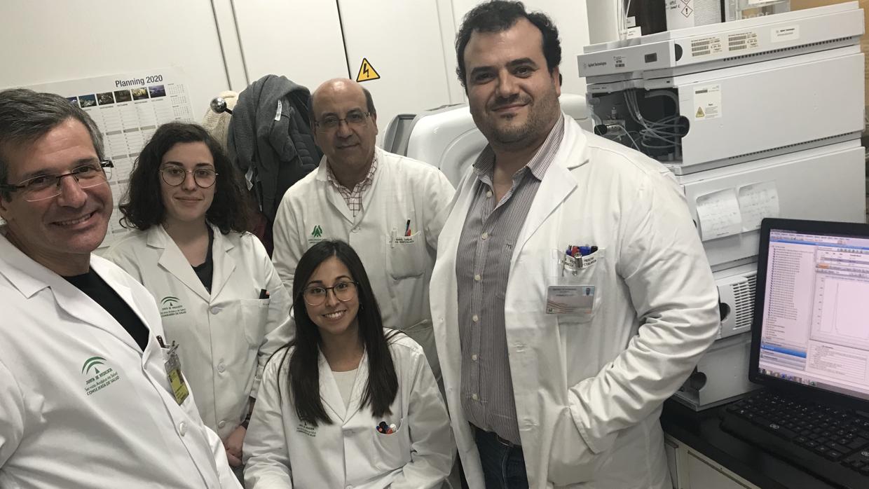 El jefe de Farmacia Miguel Ángel Calleja, y los farmacéuticos María José Tirado, Lucía Álvarez, Manuel Cameán y Vicente Merino