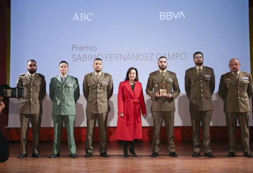 La Ministra de Defensa, Margarita Robles, entrega el premio a la Brigada «Galicia» VII BRILAT