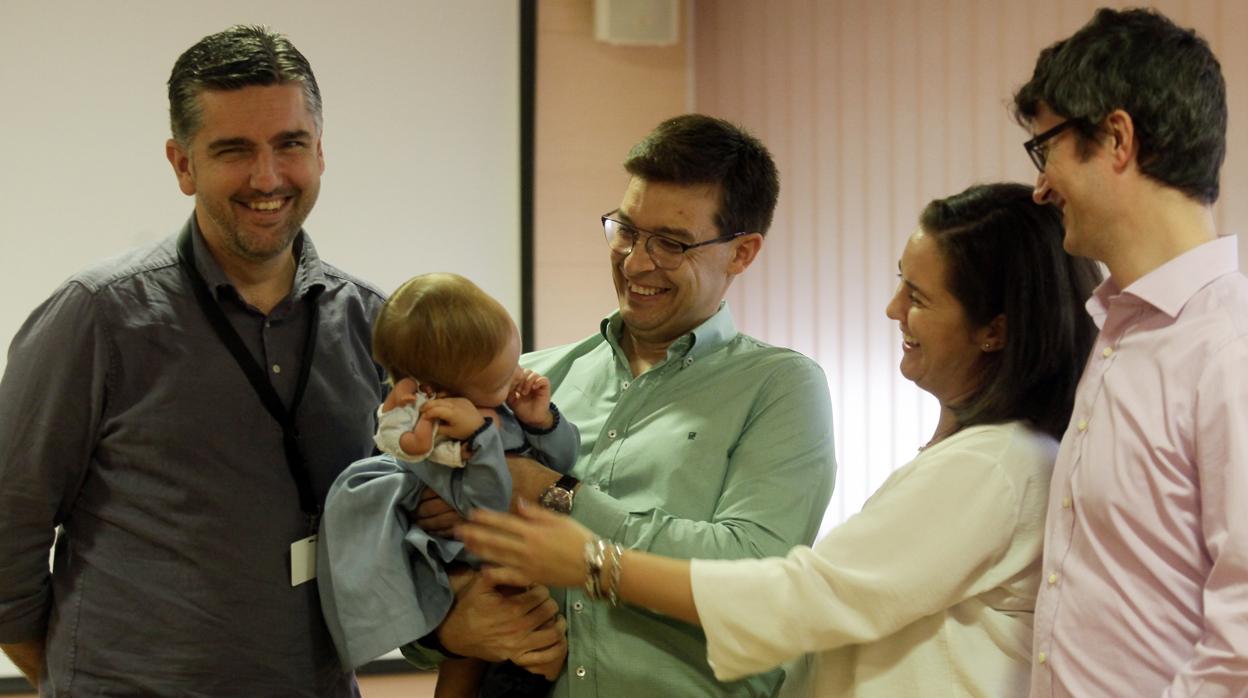 Luis Martín, coordinador de trasplantes del Virgen del Rocío, junto a Juan José Jurado, trasplantado, su mujer y su hija Rosa, y el cirujano que le trasplantó el corazón con el que volvió a la vida, Alejandro Asúa