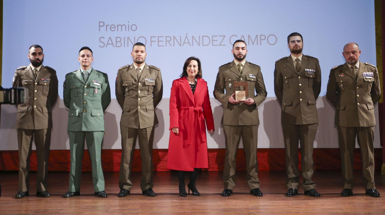 La ministra Margarita Robles con los seis soldados de la brigada Galicia VII de la Brilat que evitaron el ataque terrorista en Mali