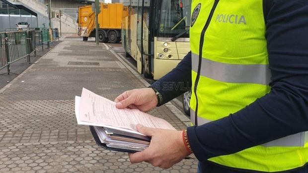 Una empresa de transporte escolar de Sevilla tenía 23 autobuses en servicio sin seguro obligatorio