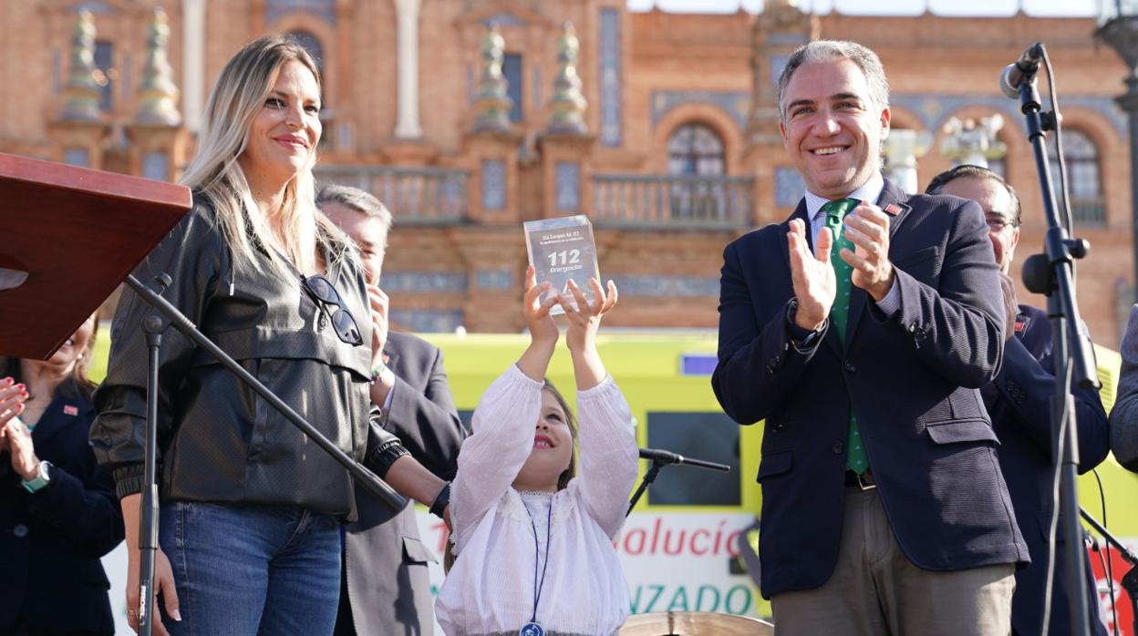 Olivia, junto a su madre, recibe su premio de manos de Elías Bendodo