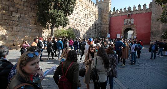 Visitantes en la cola del Alcázar