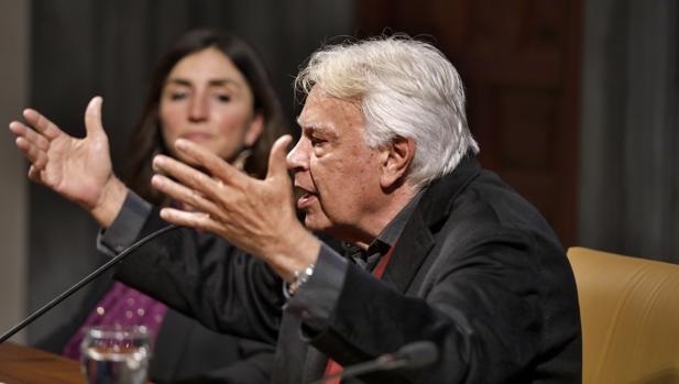 Felipe González: «La anomalía son los 35 años de estabilidad anteriores al 2015»