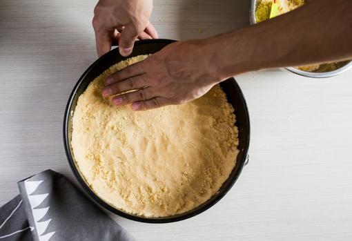 Aplasta bien la masa de galleta para que quede firme y no se escape la mezcla por los laterales