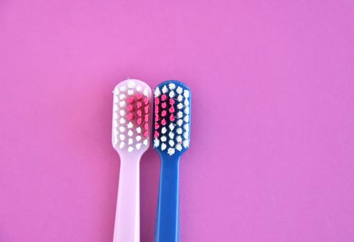 Dos cepillos de dientes y un corazón como símbolo de una pareja unida