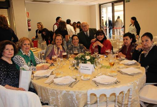 Vicky Romero, Begoña Lorencio, Victoria Loscertales, Lola Reina, Charo Reina, Tony Benítez, Charo Escribá de Romaní y Teresa Reina