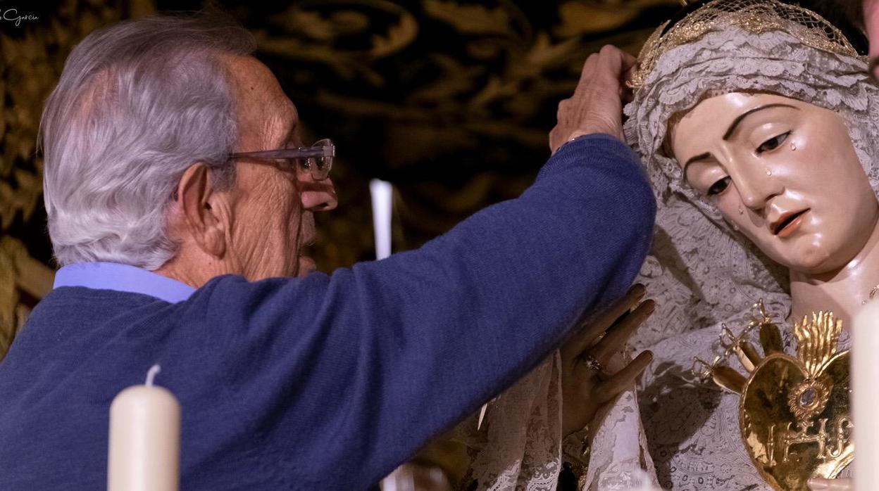 Luis Becerra con la Virgen de los Dolores de Olivares