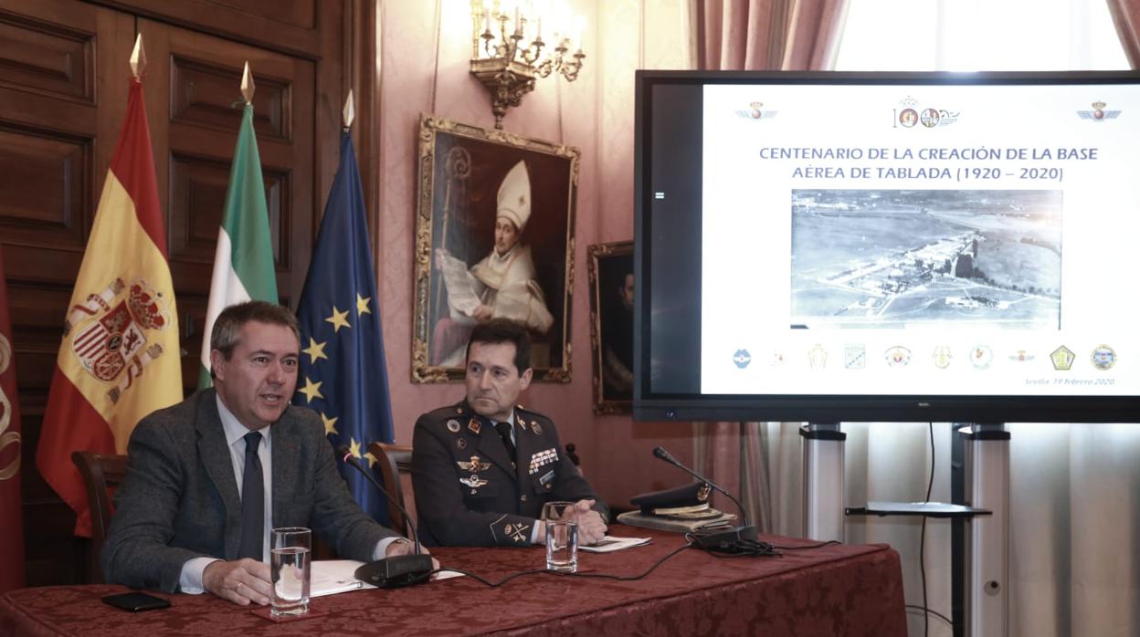 El alcalde junto al general Biosca en la presentación de los actos por el centenario de Tablada