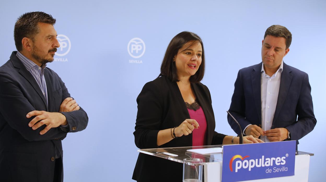 La presidenta del PP de Sevilla, Virginia Pérez, entre Toni Martín (izda.) y Juan de la Rosa